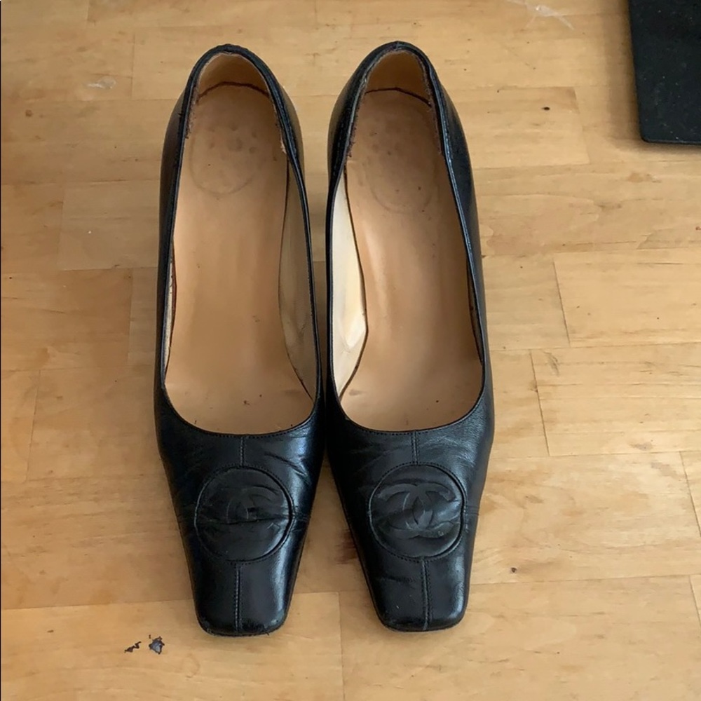 Chanel black leather pumps
